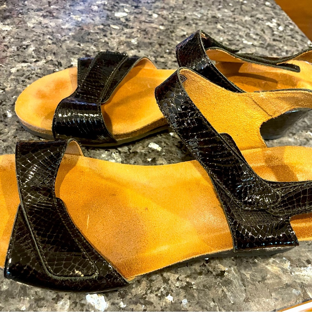 VONIC  snake, skin sandals, size 10